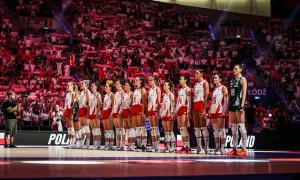 Polskie siatkarki przed meczem siatkarskich mistrzostw świata kobiet. Tłum kibiców w biało-czerwonych barwach.
