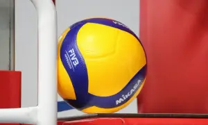 Żółta piłka do siatkówki Mikasa z niebieskimi pasami, z logo FIVB Approved.