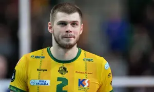 Bartek Kwolek w żółtej koszulce z numerem 2, gotowy do gry.