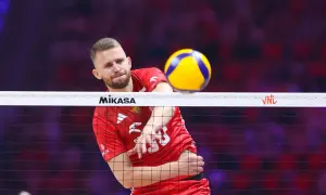 Bartosz Bołądź w akcji, zagrywa piłkę do przodu.