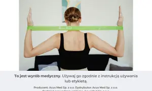 Kobieta ćwiczy z zieloną gumą, która jest idealna do rehabilitacji i wzmacniania mięśni. Jakie gumy do ćwiczeń wybrać?