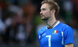 Siatkarz Michał Łasko w niebieskiej koszulce z numerem 7 i flagą Włoch.