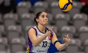Martyna Świrad, siatkarka w akcji, przygotowuje się do przyjęcia piłki.