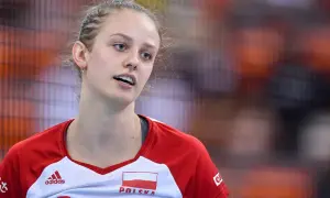 Martyna Czyrniańska, młoda siatkarka, skupiona na boisku. Jej wzrost i determinacja budzą podziw.