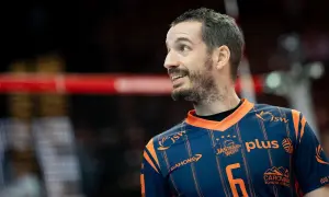 Siatkarz Jastrzębski Węgiel z numerem 6 na koszulce, gotowy do gry zgodnie z terminarzem.