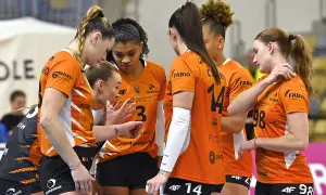 Siatkarki w pomarańczowych strojach dyskutują podczas meczu Tauron Liga Siatkarek.