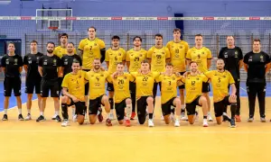 Drużyna siatkarzy PGE Skra Bełchatów w komplecie, gotowa do walki.