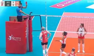 Sędzia pokazuje czerwoną kartkę. Co jeśli trener dostanie czerwoną kartkę? Siatkarki czekają na decyzję.