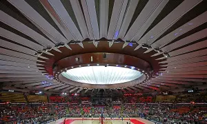 Widok na halę sportową podczas mistrzostw świata w siatkówce. Trybuny wypełnione kibicami, na boisku trwa zacięta gra.