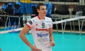 Siatkarz Simone Giannelli w białej koszulce z numerem 9 i logo TRENTINO, gotowy do gry.