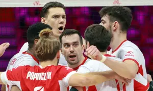 Siatkarze w biało-czerwonych strojach świętują zwycięstwo. Emocje na twarzach, wspólna radość. Tabela wyników VNL na pewno cieszy!