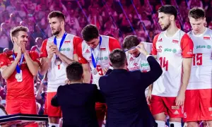 Polscy siatkarze odbierają medale po Mistrzostwach Europy. Duma i radość na twarzach zawodników.