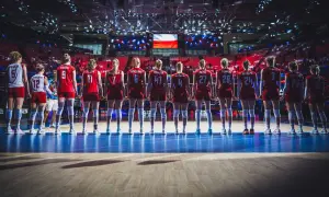 Polskie siatkarki w czerwonych strojach, gotowe do walki w lidze narodów kobiet.