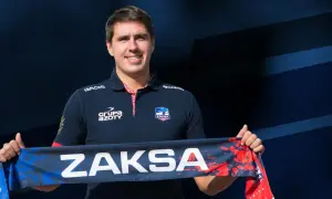 Tomasz Kalembka w koszulce ZAKSA trzyma szalik z napisem ZAKSA.