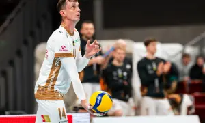 Siatkarz Rafał Sobański z piłką w ręku, gotowy do zagrywki. Na koszulce widnieje numer 14.