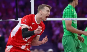 Siatkarz w czerwonej koszulce cieszy się z wygranej. W Lidze Narodów wiele drużyn wychodzi z grupy.