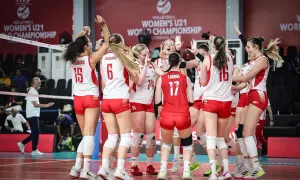Drużyna siatkówki kobiet u21 świętuje zwycięstwo na Mistrzostwach Świata. Radość i entuzjazm po wygranej.