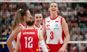 Siatkarki w biało-czerwonych strojach, numer 3 i 12, cieszą się po udanej akcji. Czyżby to był decydujący piąty set w siatkówce?