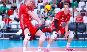 Dwóch siatkarzy w czerwonych strojach walczy o piłkę. Jeden z nich, numer 16, przyjmuje zagrywkę, drugi, numer 25, czeka na dalszy rozwój akcji. Zielona kartka w siatkówce nie istnieje, ale ta akcja jest warta złota!