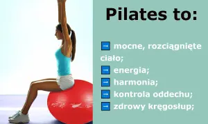 Kobieta ćwiczy pilates na czerwonej piłce. Pilates co daje: mocne ciało, energię, harmonię, kontrolę oddechu i zdrowy kręgosłup.