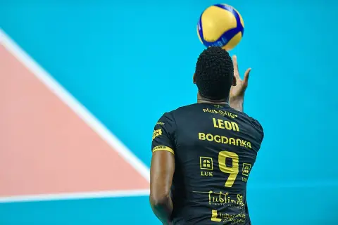 Leon z Bogdanki szykuje się do wykonania najszybszego serwisu w siatkówce. Piłka już w powietrzu, zaraz uderzy z ogromną siłą.