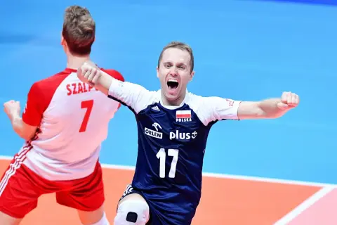 Siatkarz z numerem 17, mimo że jest libero, świętuje zwycięstwo jak kapitan.