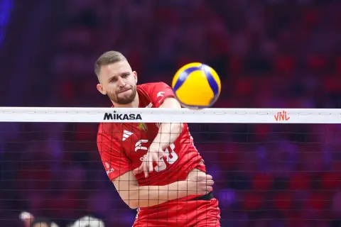 Bartosz Bołądź w akcji, zagrywa piłkę do przodu.