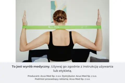 Kobieta ćwiczy z zieloną gumą, która jest idealna do rehabilitacji i wzmacniania mięśni. Jakie gumy do ćwiczeń wybrać?