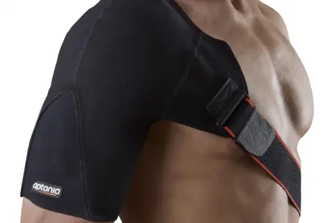 Mężczyzna z naciągniętym barkiem nosi czarny stabilizator na ramię Aptonia.