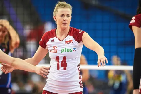 Joanna Wołosz, siatkarka o imponującym wzroście, w biało-czerwonej koszulce z numerem 14.