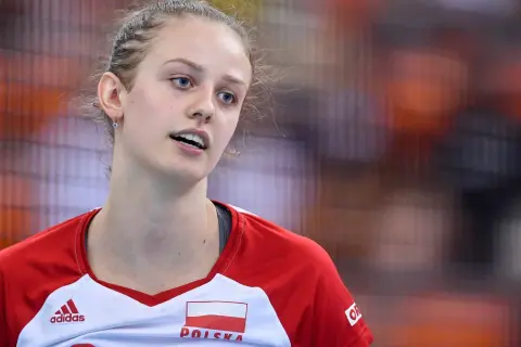 Martyna Czyrniańska, młoda siatkarka, skupiona na boisku. Jej wzrost i determinacja budzą podziw.