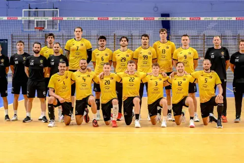 Drużyna siatkarzy PGE Skra Bełchatów w komplecie, gotowa do walki.