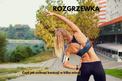 Kobieta wykonuje rozciąganie przed bieganiem, unosząc rękę nad głowę i pochylając tułów. To kluczowy element, by uniknąć kontuzji w kilka minut.