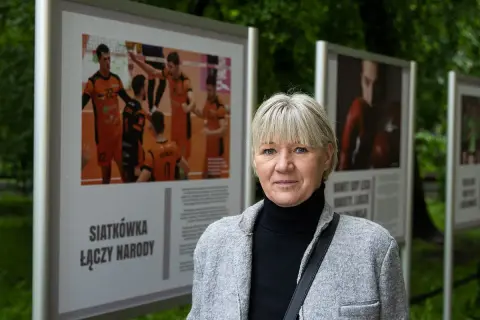 Magdalena Śliwa na tle wystawy o siatkówce.