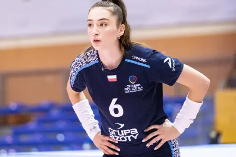 Saliha Şahin, siatkarka z numerem 6 na koszulce Chemika Police, skupiona na boisku.