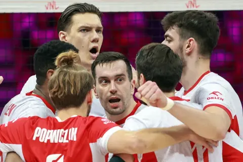 Siatkarze w biało-czerwonych strojach świętują zwycięstwo. Emocje na twarzach, wspólna radość. Tabela wyników VNL na pewno cieszy!