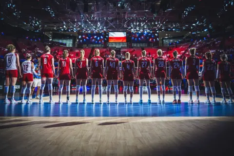 Polskie siatkarki w czerwonych strojach, gotowe do walki w lidze narodów kobiet.