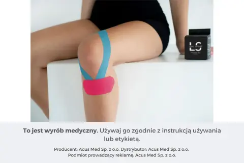 Pokazano, jak tejpować kolano. Niebieski i różowy plaster kinesiotapingowy na kolanie. Obok pudełko plastrów.