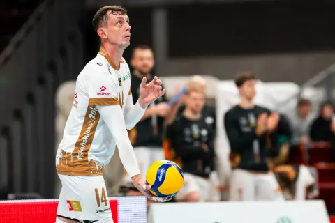 Siatkarz Rafał Sobański z piłką w ręku, gotowy do zagrywki. Na koszulce widnieje numer 14.