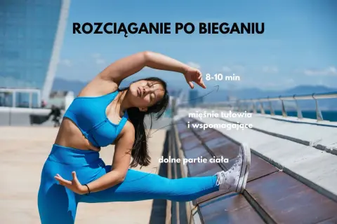 Kobieta w niebieskim stroju wykonuje rozciąganie po bieganiu, skupiając się na dolnych partiach ciała i mięśniach tułowia.