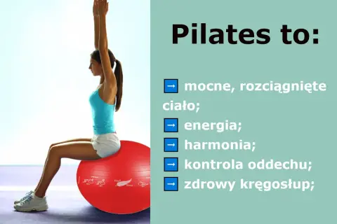 Kobieta ćwiczy pilates na czerwonej piłce. Pilates co daje: mocne ciało, energię, harmonię, kontrolę oddechu i zdrowy kręgosłup.