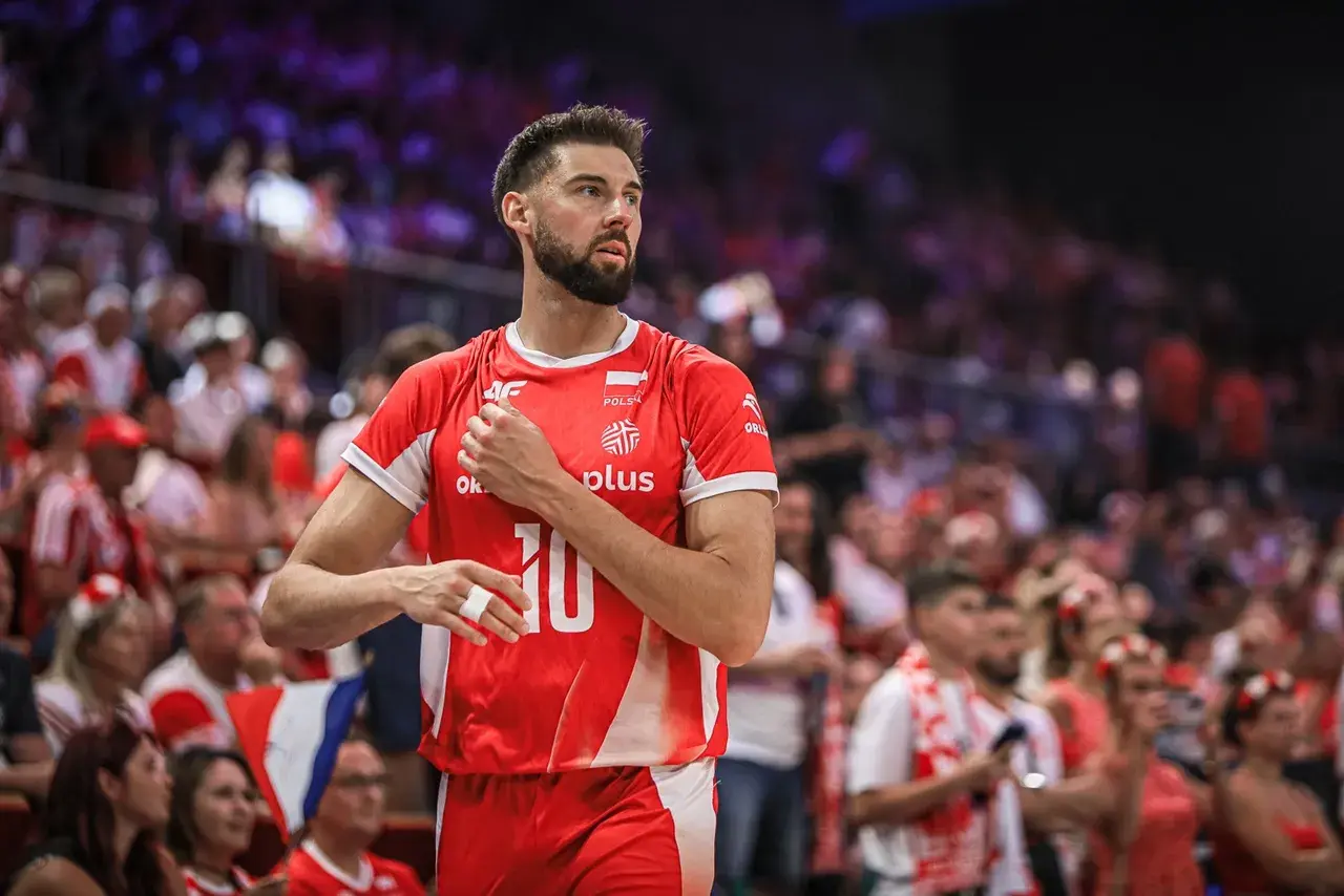 Bartek Bednorz w czerwonej koszulce z numerem 10, na tle kibiców.