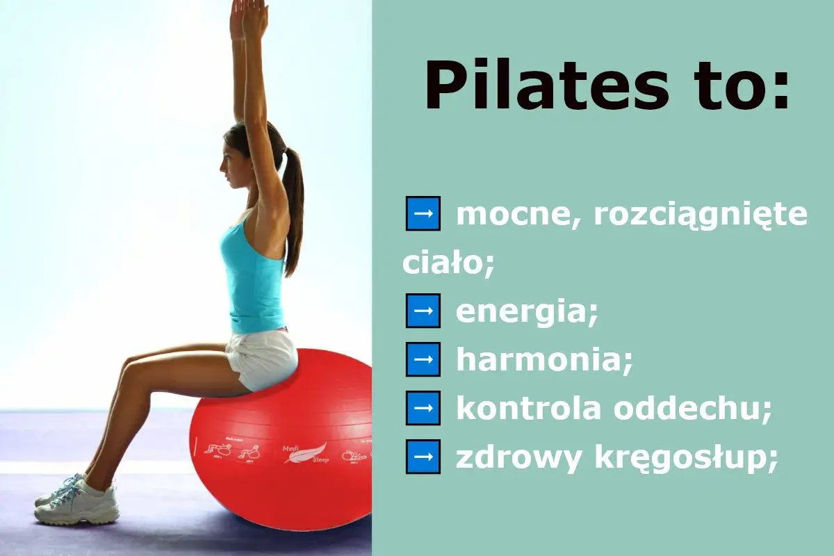 Kobieta ćwiczy pilates na czerwonej piłce. Pilates co daje: mocne ciało, energię, harmonię, kontrolę oddechu i zdrowy kręgosłup.