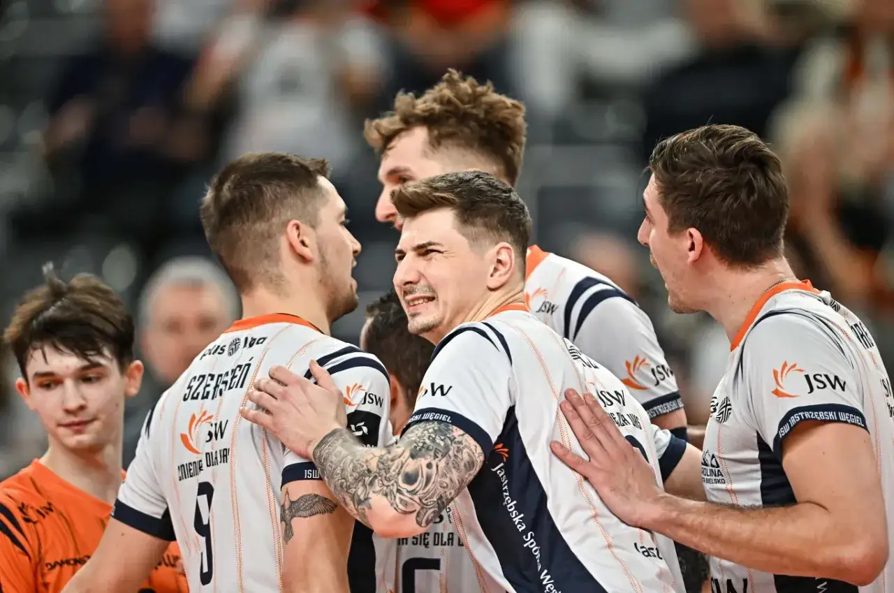 Siatkarze Jastrzębskiego Węgla świętują zwycięstwo. Ich determinacja i zgranie to klucz do sukcesu w każdym meczu, a ich terminarz jest pełen wyzwań.