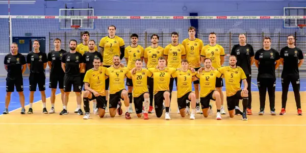 Drużyna siatkarzy PGE Skra Bełchatów w komplecie, gotowa do walki.