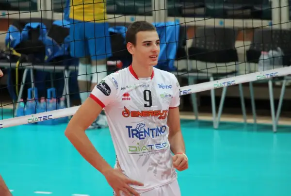 Siatkarz Simone Giannelli w białej koszulce z numerem 9 i logo TRENTINO, gotowy do gry.