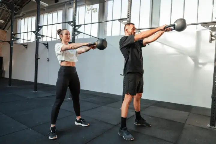 Para dowodowy na siłowni wykonuje ćwiczenie z kettlebell. To właśnie crossfit co to za trening?